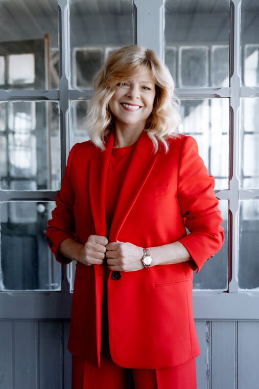 Cabelo loiro de Helena Isabel embaixadora kérastase